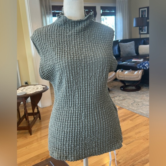 Zara Tops - Zara Textured Sage Sleeveless Stretch Women’s Blouse with Ruffle Collar